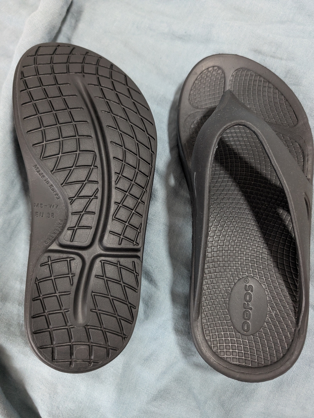 OOFOS Men's Black Comfort Recovery Flip-Flops